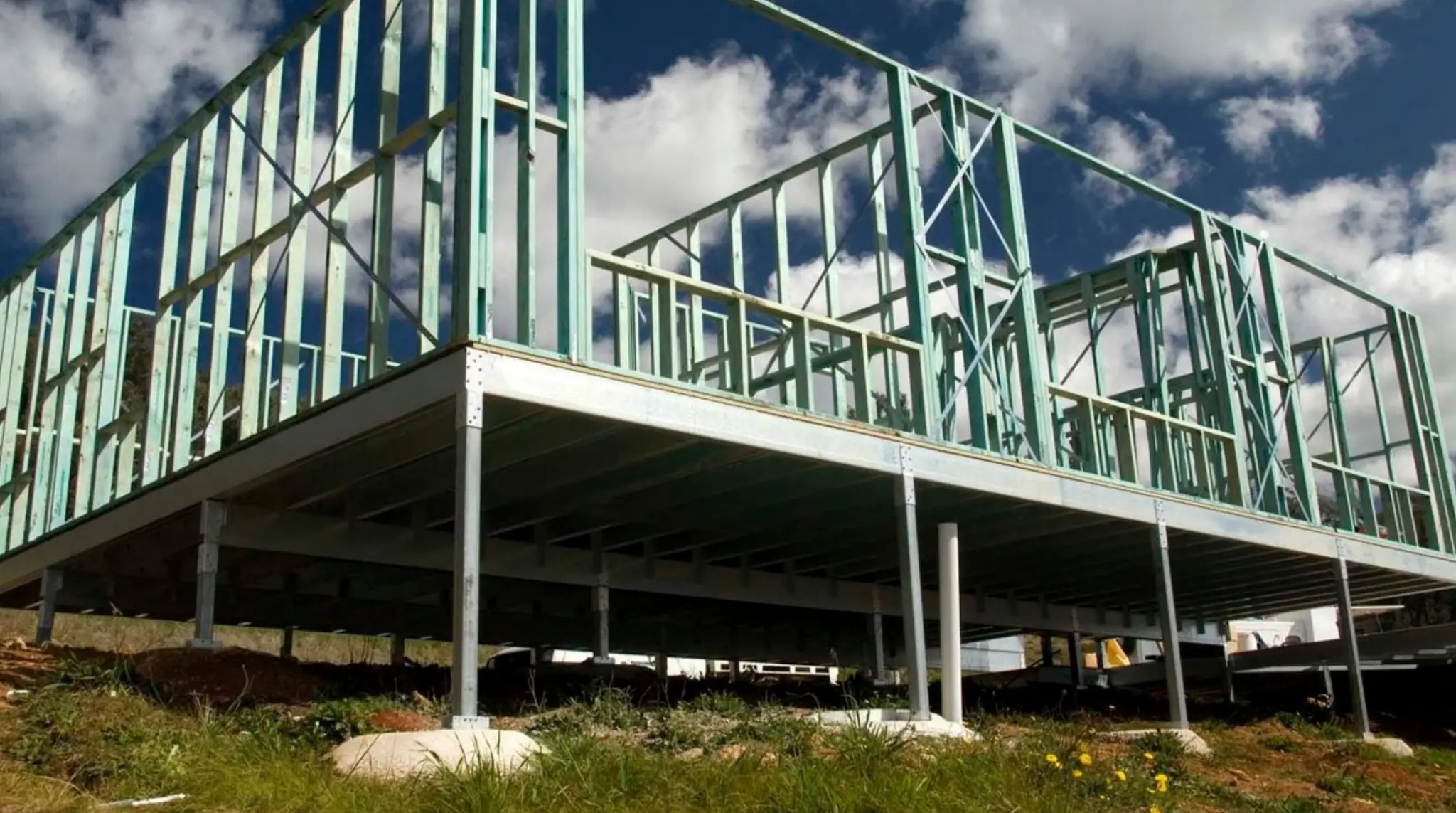 Steel deck frame on uneven terrain with adjustable posts